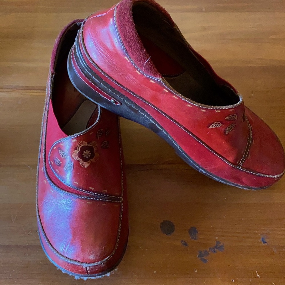 Spring Step Artiste collection red clogs